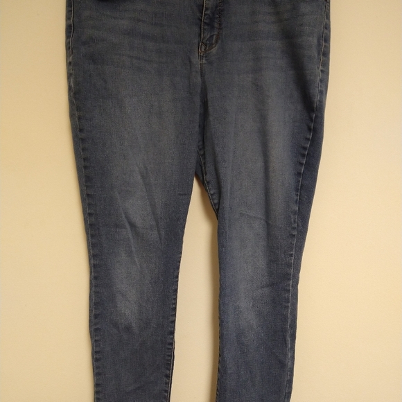 Slimming Gloria Vanderbilt Stretch Jeans - Picture 10 of 15